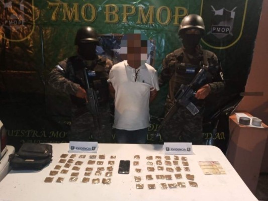 Cae hombre con 60 bolsitas de droga en el parque central de Tegucigalpa