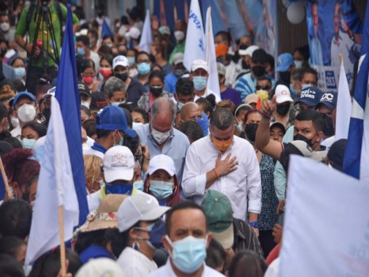 Con promesas y pidiendo voto en plancha, candidatos a la presidencia recorren Honduras (FOTOS)
