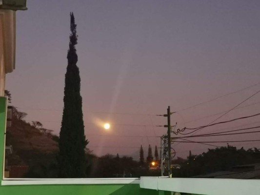FOTOS: Así luce esta noche la Superluna rosa sobre Honduras