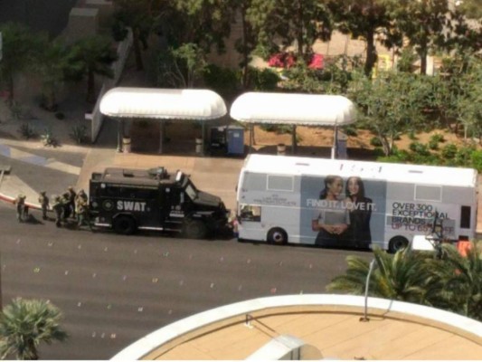 Un muerto y un hombre atrincherado en tiroteo en Las Vegas