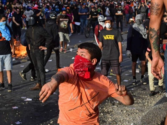 Las fotos de la marcha más grande en Chile tras semana de disturbios