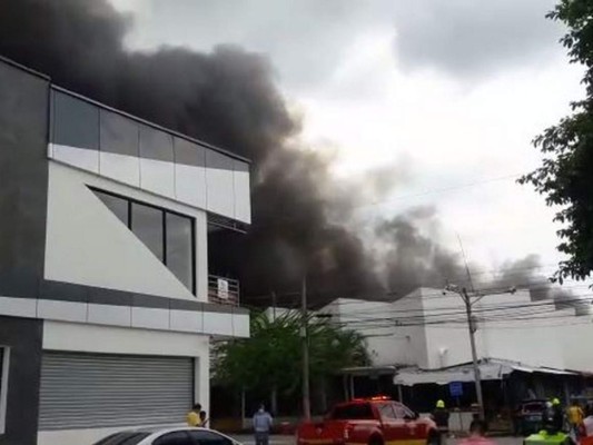 Dramáticas fotos del incendio en el mercado Guamilito, icónico en San Pedro Sula