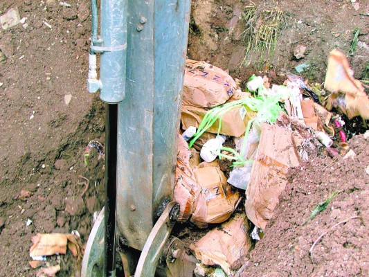 Suspenden a directora de Región de Salud por entierro de medicamentos