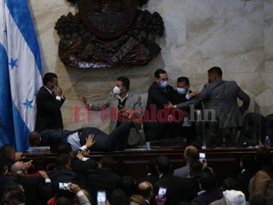 Golpes, anarquía y desorden en la elección de la directiva provisional del CN (FOTOS)