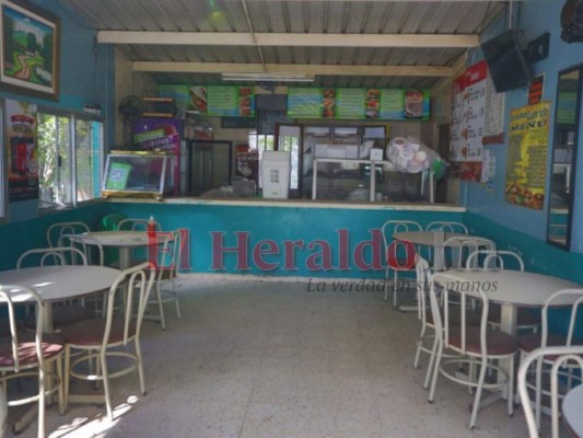 Abandonados y desolados, así lucen los negocios de la UNAH a dos años sin clases presenciales