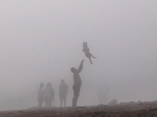 Retando al coronavirus, miles de personas abarrotaron playas de California (FOTOS)