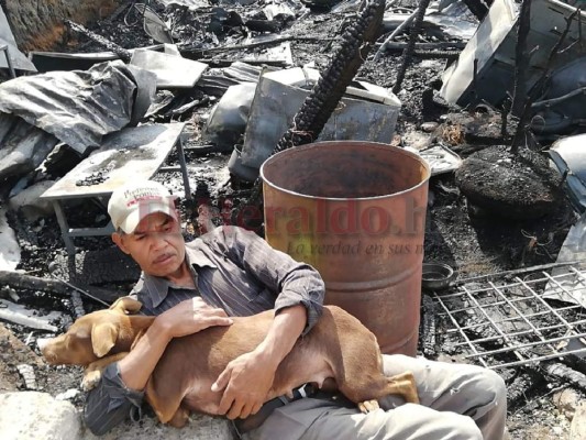FOTOS: El dolor de las familias que lo perdieron todo en el voraz incendio en la colonia Dora de Asfura en la capital