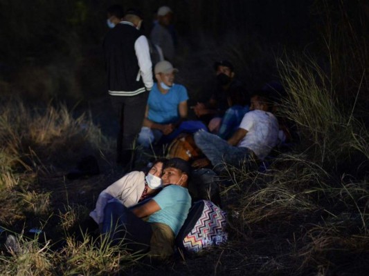 'Nos echaron como perros', dice Olga mientras camina hacia EEUU con su familia&nbsp;