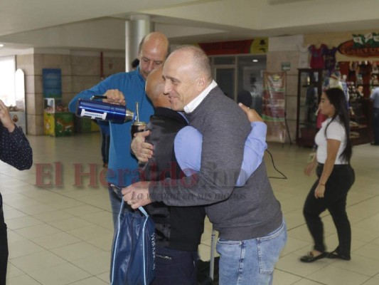 FOTOS: Sonriente y tranquilo, así salió Fabián Coito rumbo a sus vacaciones