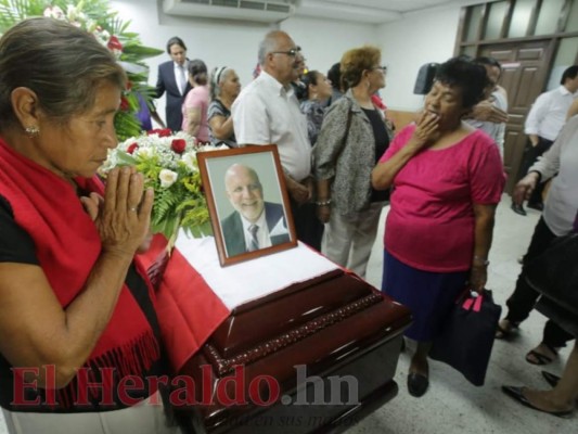 FOTOS: Tristeza y consternación en velorio del exalcalde capitalino Roberto 'El Pelón' Acosta