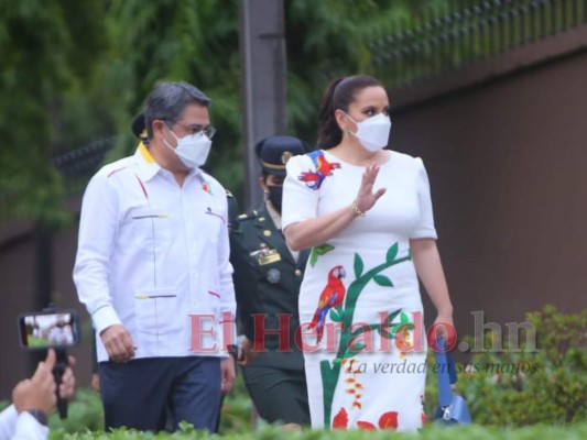Artesanal y elegante vestido luce Ana García de Hernández en fiestas del Bicentenario&nbsp;&nbsp;