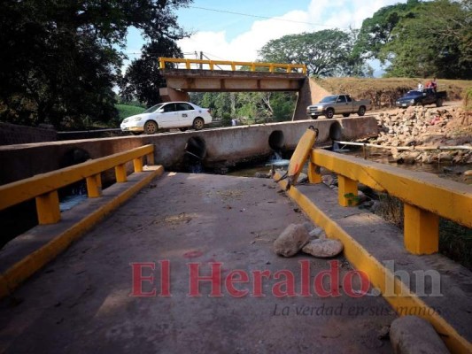 En el municipio de Tencoa, Santa Bárbara, afluente Aguagua, permanece abandonado a la orilla de la calle un puente Bailey, mientras que el puente destruido aún no ha sido removido. Foto: Johny Magallanes/El Heraldo
