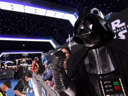 Roberto Gómez, de Puerto Rico, vestido como Darth Vader, asiste al estreno mundial de 'Star Wars: The Rise of Skywalker' el lunes 16 de diciembre de 2019 en Los Ángeles, Estados Unidos.