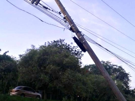 Tras temporal de lluvias y vientos, reparan daños en red de distribución eléctrica