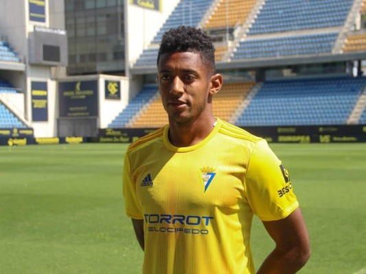 Imágenes de la presentación del Choco Lozano en el Cádiz de España