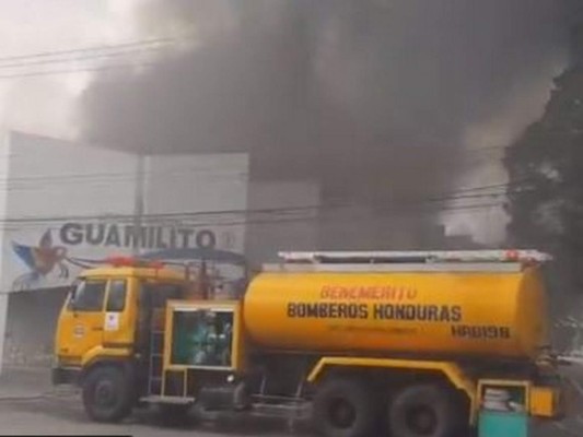 Dramáticas fotos del incendio en el mercado Guamilito, icónico en San Pedro Sula