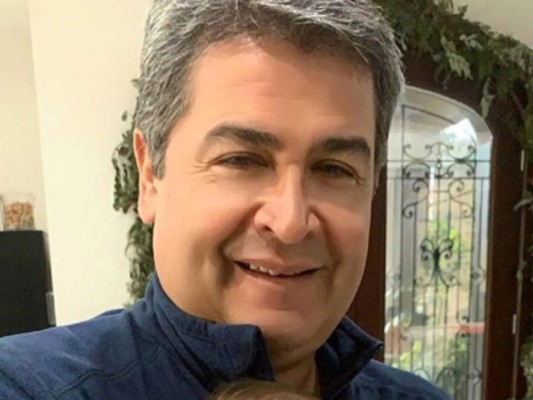 Juan Orlando Hernández muestra su faceta como abuelo