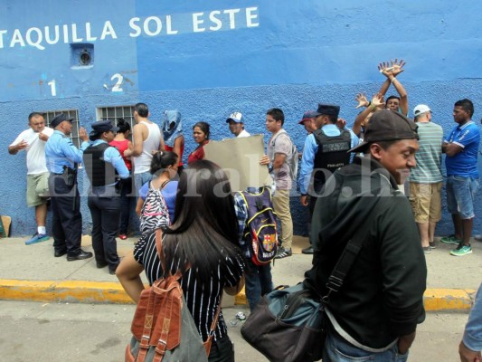 Extensas filas para adquirir boletos de la Gran Final entre Motagua y Honduras de El Progreso