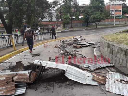 Manifestantes bloquearon paso en el bulevar Fuerzas Armadas de la capital