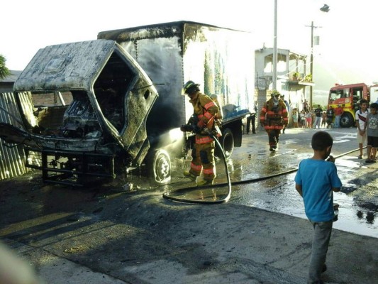 Queman camión repartidor de lácteos en Comayagüela