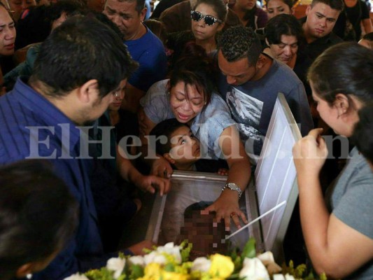 Imágenes dolorosas: Cantarranas entierra a estudiante asesinado por mareros