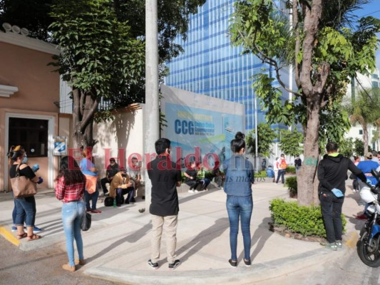 FOTOS: Abarrotado el triaje del Centro Cívico el primer día de operaciones