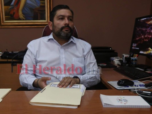 Gerente de Hondutel denuncia que empleados lo tienen retenido en la oficina