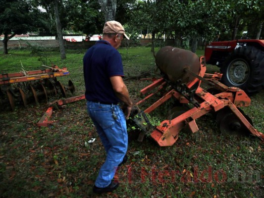 Nadie quiere saber nada de los tractores abandonados de la Alba