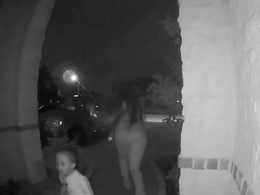 Texas: Mujer abandona a niño de dos años frente a la puerta de desconocidos