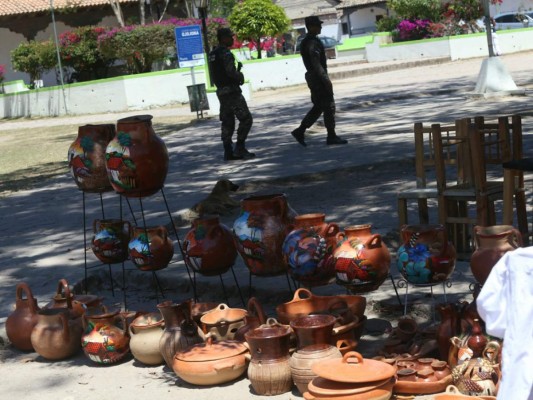 Ojojona y Santa Ana inundados de militares