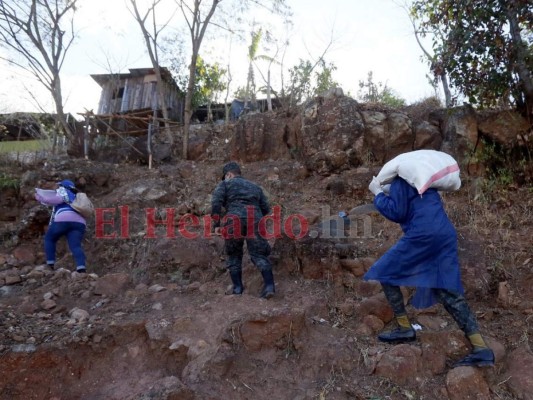 FOTOS: Inicia distribución del 'saco solidario' en colonia Los Pinos