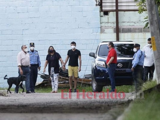 Sonriente y en compañía de Pepe Lobo: Así fue la salida de Rosa Elena de prisión