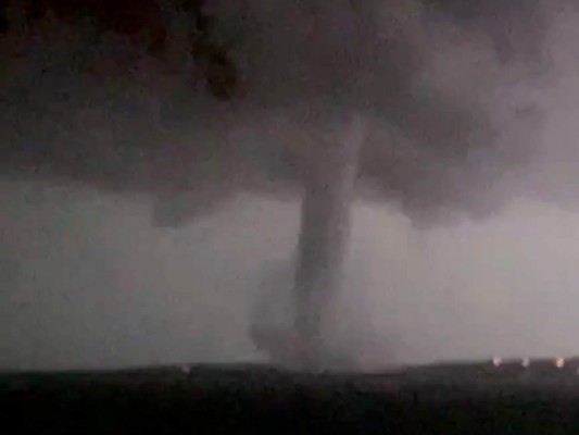 Tornado causa graves daños en zona de Dallas