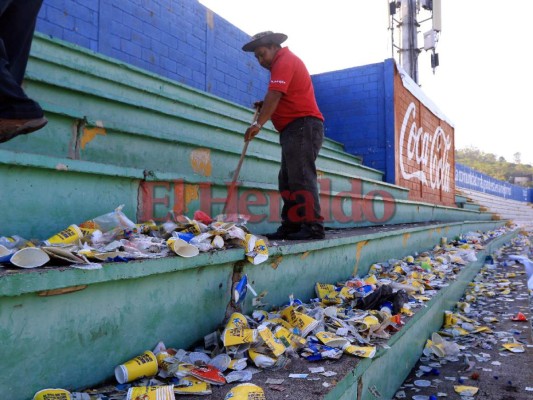 FOTOS: Lleno de basura amaneció el Estadio Nacional de Tegucigalpa tras la final Motagua vs Herediano por la Liga Concacaf