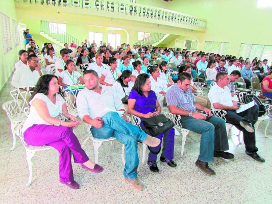 Forman a médicos y enfermeras