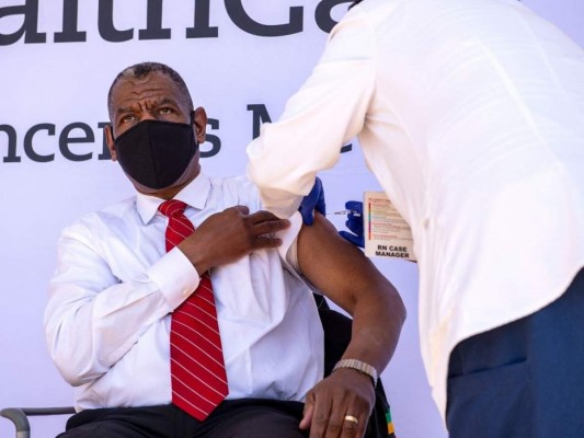 Anciano sorprende al conducir a alta velocidad porque iba tarde a vacunarse