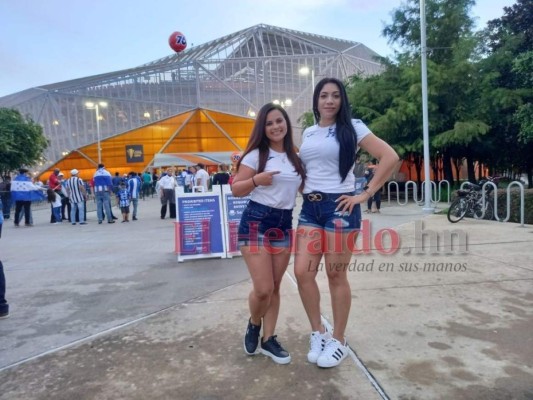 Las bellezas catrachas en el BBVA Compass para el Honduras-Granada