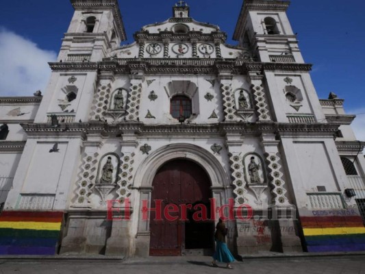 FOTOS: Pintada con la bandera LGTBI amanece iglesia Los Dolores &nbsp;&nbsp;