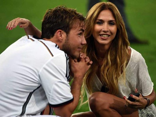 La novia de Götze ‘incendia’ las redes por una foto subidita de tono