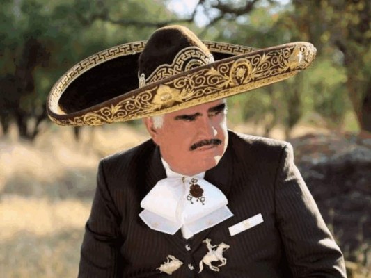 Médicos colocan una sonda de alimentación especial a Vicente Fernández