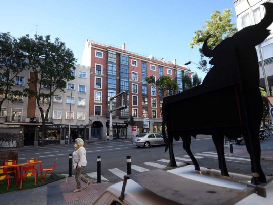 España confina parcialmente dos ciudades más para frenar el covid-19