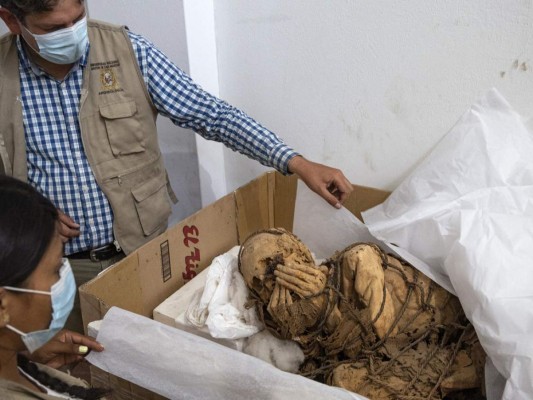 La momia preinca hallada en Perú que sorprendió a los arqueólogos