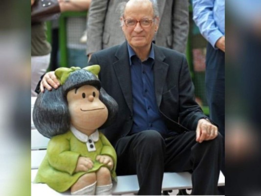 Mafalda ha sido traducida a más de 30 idiomas en varios países, gracias a su aceptación. En la fotografía, Joaquín Salvador Lavado, posa con una de las esculturas que se han hecho en varias partes de mundo. Foto: AFP