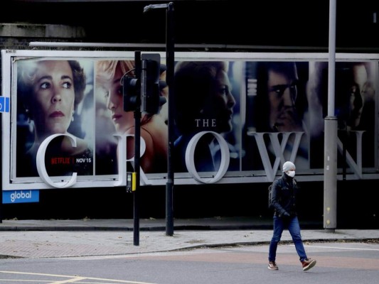 Aseguran que serie 'The Crown' debería advertir que es 'ficción'