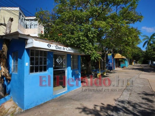 Abandonados y desolados, así lucen los negocios de la UNAH a dos años sin clases presenciales