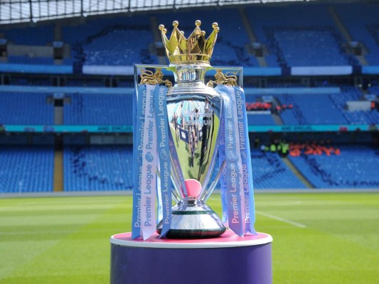 En esta foto del domingo 6 de mayo de 2018, el trofeo de la Liga Premier previo al partido entre Manchester City y Huddersfield.