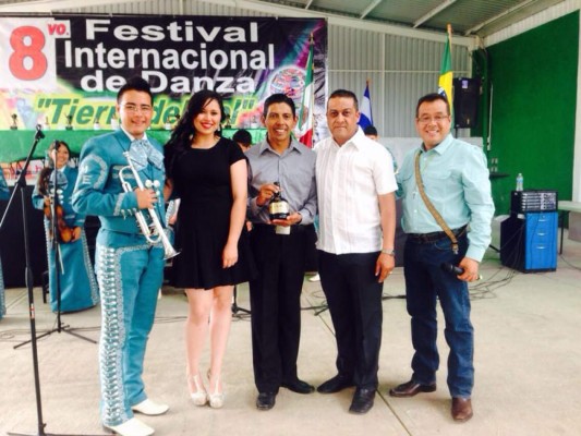 Oro Lenca realiza exitosa gira folclórica en México
