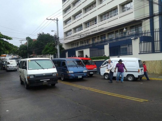 Rapiditos 'brujos' paralizan labores pidiendo legalización