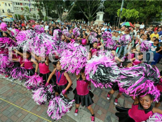 Desfiles: Estudiantes de primaria llenan de civismo la capital de Honduras