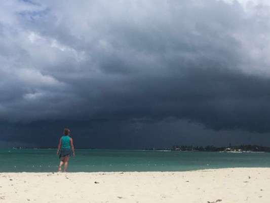Humberto se aleja de Bahamas tras generar fuertes lluvias